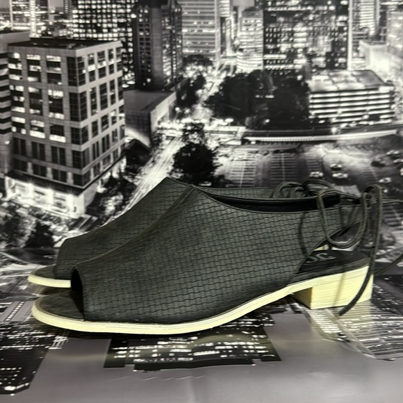 Journee Collection Peep Toe Flats - Picture 3 of 9